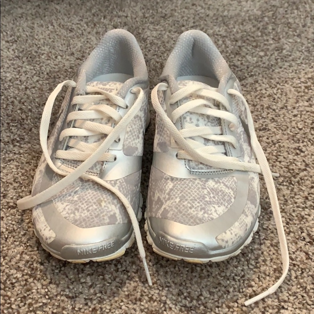 Nike free run tennis shoes